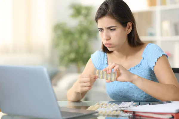 Stressed Student Taking Pills Studying Online Laptop Home — Stock Photo, Image