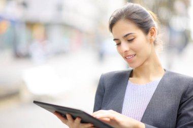 Sokakta duran tablet kullanan yönetici