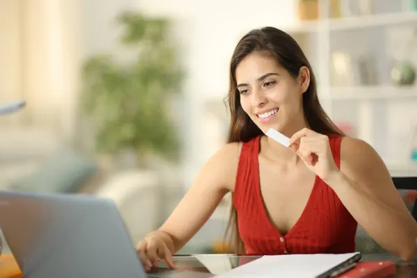 Happy Student Studying Eating Chewing Gum Home — Stock Photo, Image