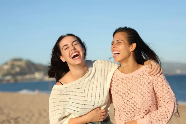 Twee Vrienden Die Hilarisch Het Strand Lopen Lachen — Stockfoto