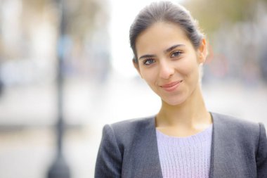 Sana sokakta bakan gururlu bir yöneticinin portresi.