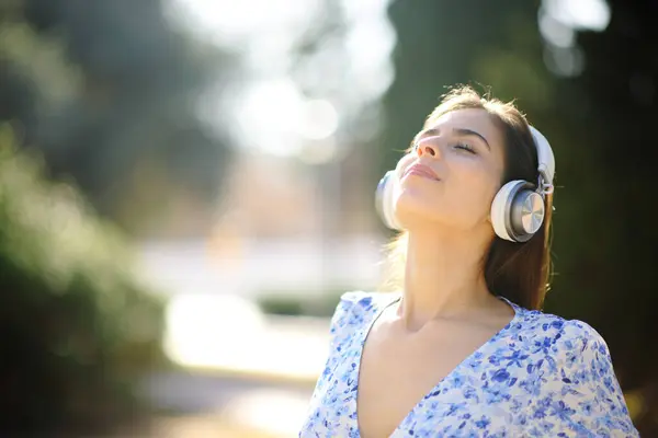 Frau Mit Kopfhörer Meditiert Audio Guide Hören Einem Park Stockbild