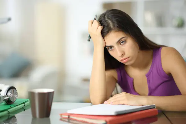 Estudante Frustrado Reclamando Casa Tentando Memorizar Lição Caderno — Fotografia de Stock