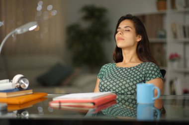 Öğrenci gece nefes alıp veriyor. Evde bir sandalyede oturuyor.