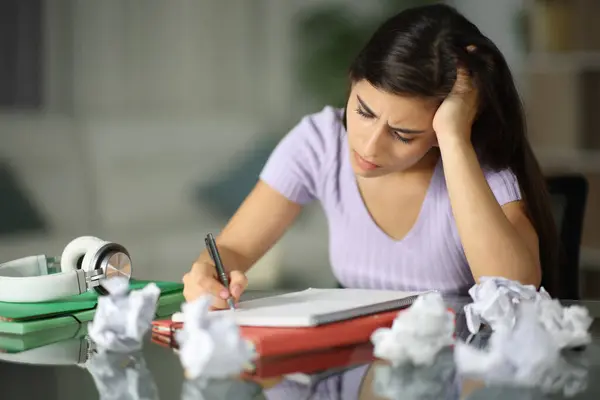 Frustrierter Student Zerknüllt Hausaufgaben Der Nacht Hause Stockfoto