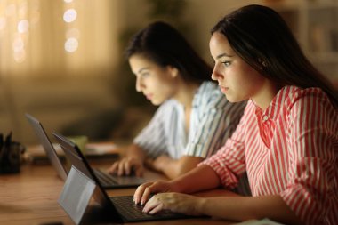 Tele çalışanları gece evde çalışıyor.