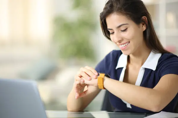 Gelukkig Vrouw Controleren Smartwatch Inhoud Zitten Thuis Stockafbeelding