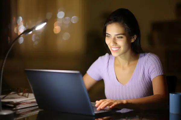 Gelukkig Vrouw Zitten Thuis Met Behulp Van Een Laptop Nacht Stockafbeelding