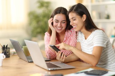 Mutlu tele çalışanlar evde telefonlarını kontrol ederek vakit kaybediyorlar.