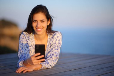 Sahilde sana bakan mutlu bir kadının portresi.