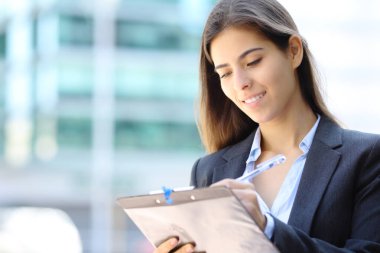 Tatmin olmuş iş kadını sokakta duruyor.