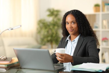 Evdeki siyah tele-sekreter sana bakıyor.