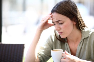 Endişeli kadın, barın içinde kahve içmekten şikayetçi.