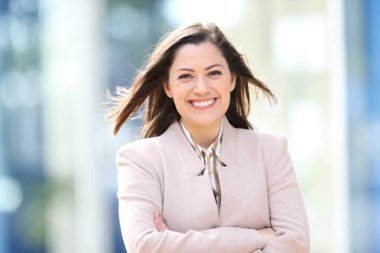 Sokakta durup sana bakan mutlu bir yöneticinin portresi.