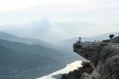 Yogi doğada güzel bir uçurumda yoga yapıyor.