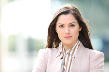 Sokakta kameraya bakarak poz veren ciddi bir yöneticinin ön manzara portresi