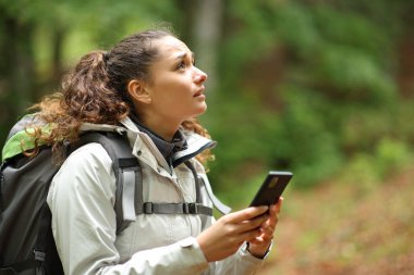 Kayıp yürüyüşçünün ormanda yerini tespit etmek için akıllı telefon kullanması endişe verici.
