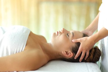 Spa 'da kafatası masajı profili