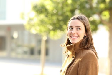 # Mutlu bir kadın kışın sokakta dikiliyor #