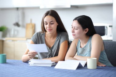 Irklar arası lezbiyen çift ya da evdeki mutfakta Bill 'i kontrol eden ev arkadaşları.