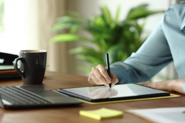 Ofisteki bir ofis çalışanının el yazısını kapat.