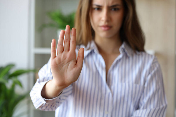 Портрет разъяренной женщины, жестикулирующей перед входом, прекращает показывать ладонь дома