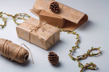 Noel hediyesi ambalajı, çevre dostu dekor, çam kozalakları, jüt ip ve ambalaj kağıdı. Doğal, ekolojik olarak temiz malzemeler.