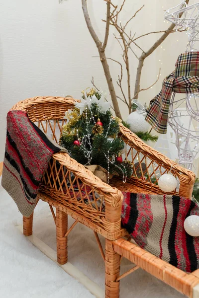 Decoratieve Rieten Slee Slee Met Gebreide Sjaal Dennenboom Met Kerstballen — Stockfoto