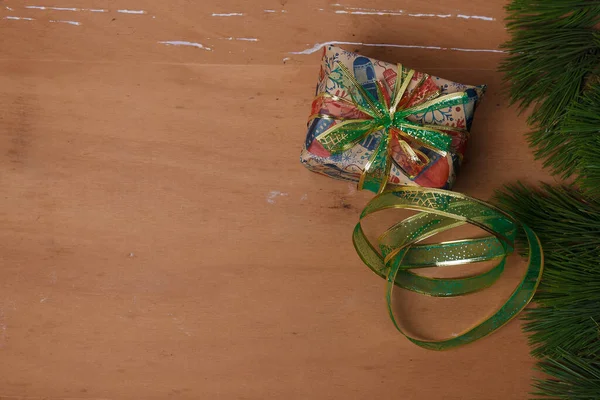 Weihnachten Neujahr Geschenkschachtel Kraftpapier Eingewickelt Mit Grünen Roten Bändern Auf — Stockfoto