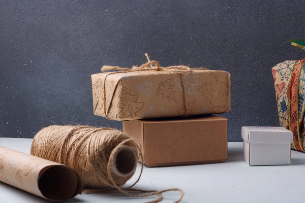 Quelques Cadeaux Noël Enveloppés Rouleau Papier Bobine Corde Sur Table — Photo