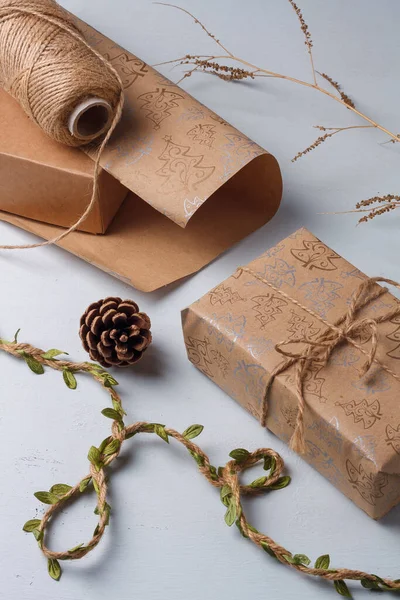 Coffret Cadeau Noël Enveloppé Dans Papier Kraft Avec Corde Jute — Photo