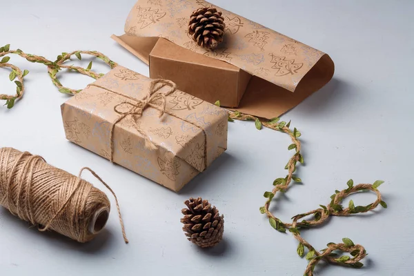 Noel hediyesi ambalajı, çevre dostu dekor, çam kozalakları, jüt ip ve ambalaj kağıdı. Doğal, ekolojik olarak temiz malzemeler.