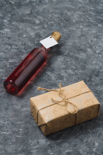 Flaska Rött Vin Till Julfirande Mocka Upp Inget Märke Insvept — Stockfoto
