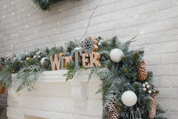 単語の冬は レンガの壁の背景の上に白い泡 コーン 雪の結晶を持つモミの枝の間で木製の手紙から — ストック写真