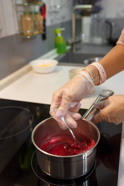 Marmelade Kochen Hände Handschuhen Mischen Zucker Und Beeren Mit Einem — Stockfoto