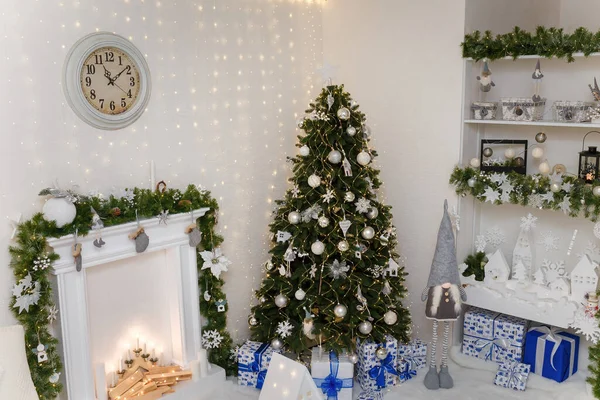 Kerstavond Gedecoreerde Open Haard Kerstboom Met Witte Bollen Bloemenslingers — Stockfoto