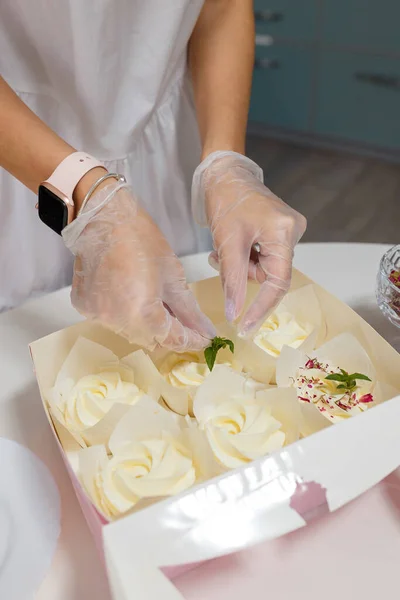 Konditorinnen Verzieren Weiße Schlagsahne Auf Cupcakes Mit Frischen Minzblättern Und — Stockfoto