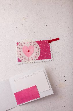 14 Şubat Sevgililer Günü kartpostalında pembe kalp resmi var.