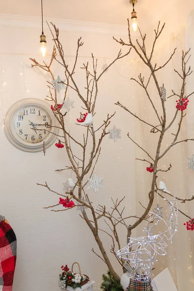 Reindeer Garland Dry Tree Red Berries Snowflakes Clock Happy New — Stock Photo, Image