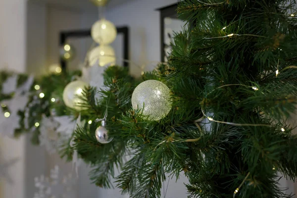 Δέντρα Από Έλατο Διακοσμημένα Όμορφα Μπιχλιμπίδια Και Γιρλάντες Καλά Χριστούγεννα — Φωτογραφία Αρχείου