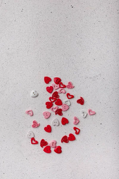 Hromada Červenobílých Ozdobných Knoflíků Tvaru Srdce Bílém Pozadí Ozdobné Detaily — Stock fotografie