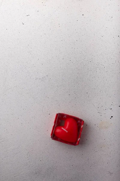 Rote Herzförmige Kerze Schachtel Auf Weißem Hintergrund Kleines Valentinstagsgeschenk Symbol — Stockfoto