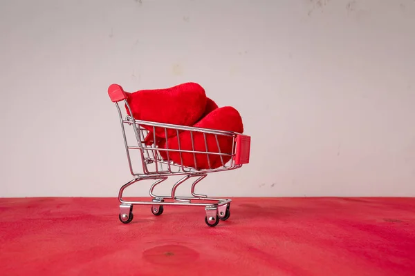 Shopping Trolley Cart Red Hearts Soft Foys Bright Background Valentines — Foto de Stock
