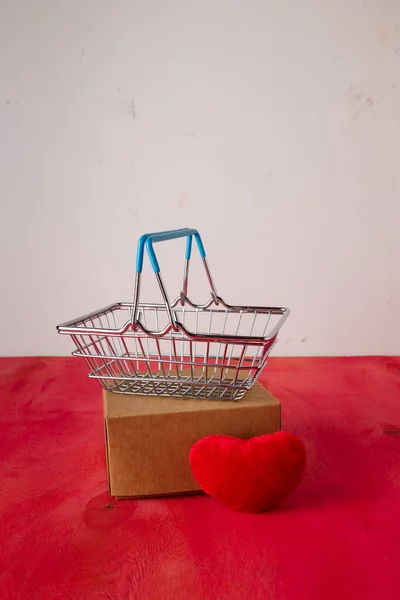 Shopping Basket Red Heart Soft Foy Box Bright Background Valentines — Foto Stock
