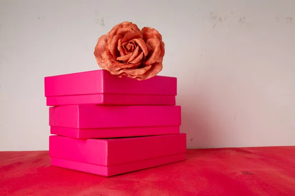 Tři Jasně Růžové Dárkové Krabice Tkanina Růže Květiny Malovaném Dřevěném — Stock fotografie