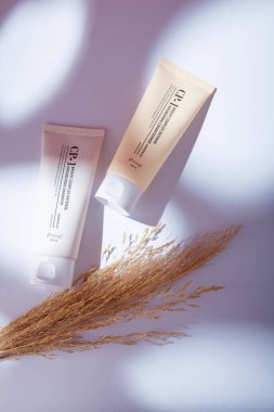 İzmail, Ukrayna. Mayıs 2022. Estetik parlak, yoğun, besleyici saç kremi ve beyaz arka planda şampuan, sert gölgeler.