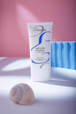 İzmail, Ukrayna. Mayıs 2022. Embriyolisse Les Hydratans Hydra-Mat Emülsiyon Normal ve kombinasyon cilt tüpü