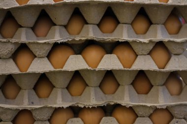Markette ya da süpermarkette tekrar kullanılabilir kağıt kaplarda kahverengi tavuk yumurtası. Paskalya indirimi, sıfır atık, ekolojik ambalaj.