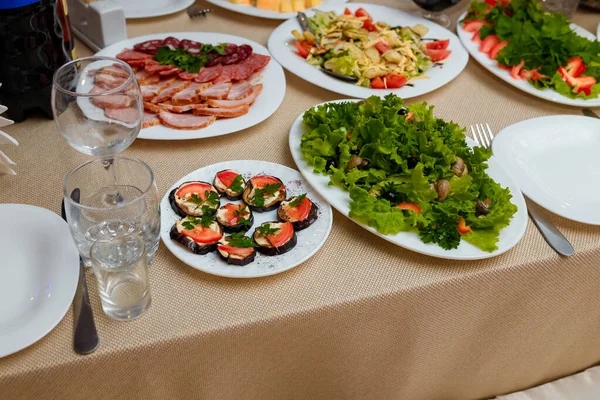 Mesa Festiva Con Aperitivos Ensaladas Verduras Plato Carne Berenjenas Con —  Fotos de Stock
