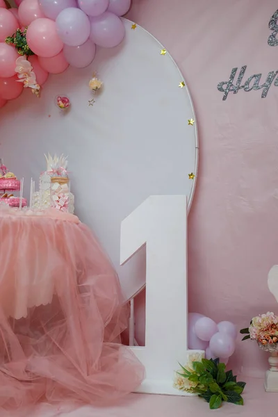 节日装饰 粉色气球 白色木制头号 1岁女孩生日派对照片区 — 图库照片